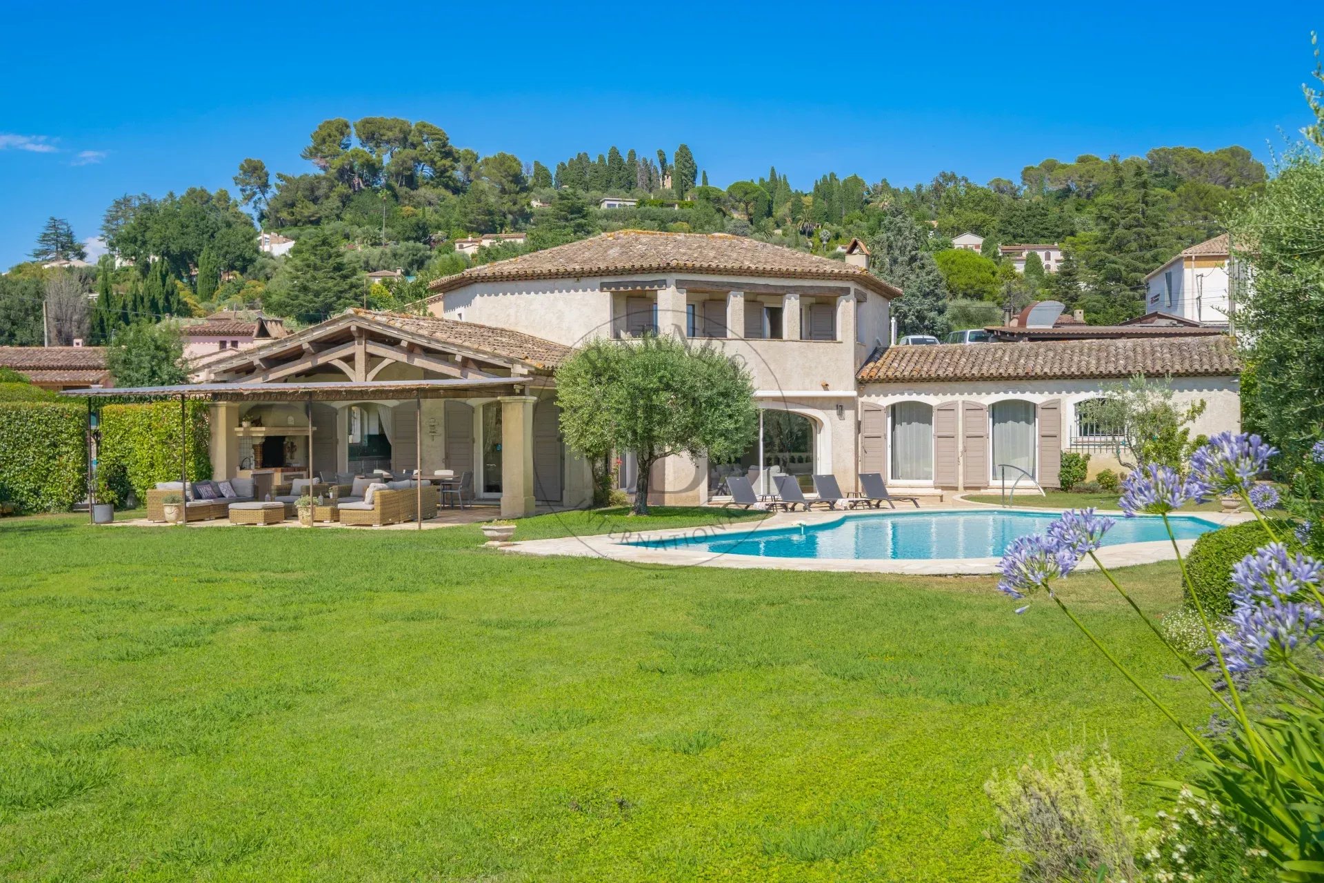 MOUGINS - VILLA DE CHARME - PROCHE VILLAGE