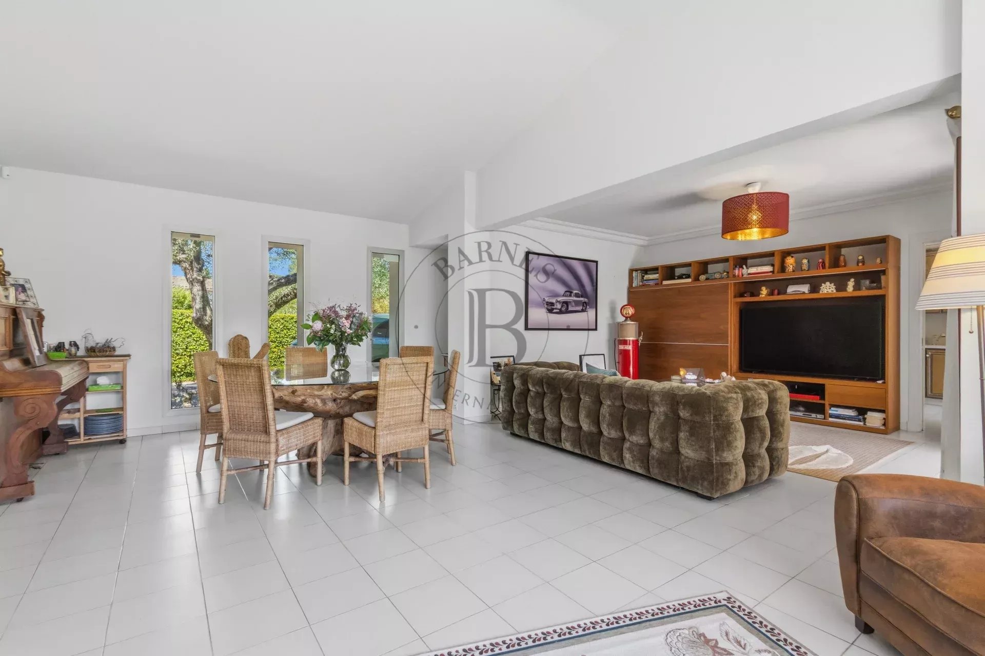 MOUGINS - VILLA AU CALME