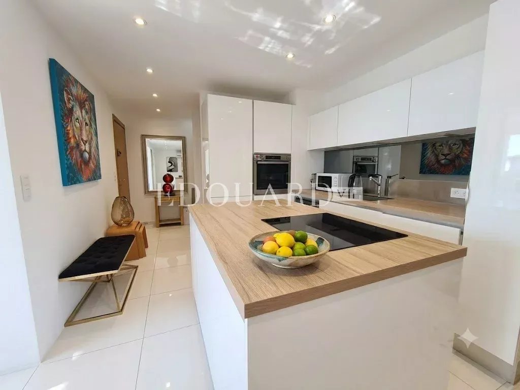 Roquebrune Cap Martin, trois pièces avec spectaculaire terrasse, petite piscine privée et superbe vue mer