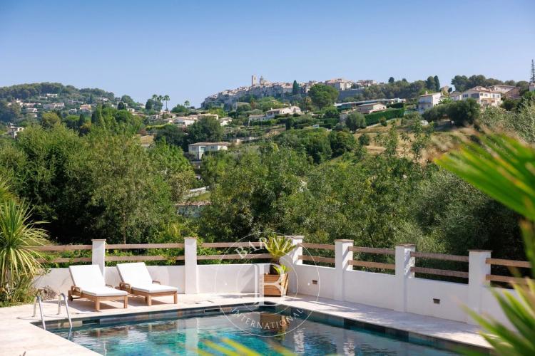 Élégante villa rénovée avec vue panoramique sur Saint-Paul de Vence