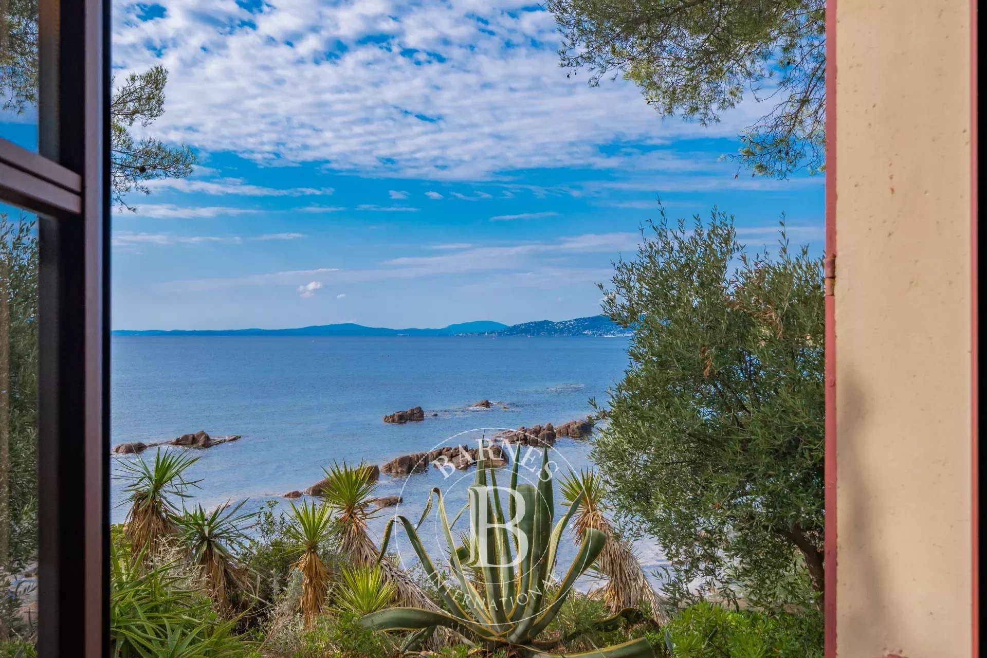SAINT-RAPHAËL - EXCEPTIONNELLE VILLA PIED DANS L'EAU DATANT DE LA BELLE-ÉPOQUE