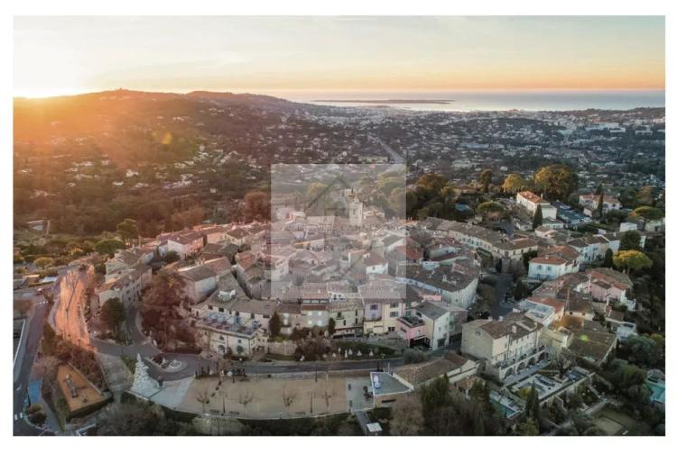 VILLA CONTEMPORAINE – EMPLACEMENT PRIME À MOUGINS