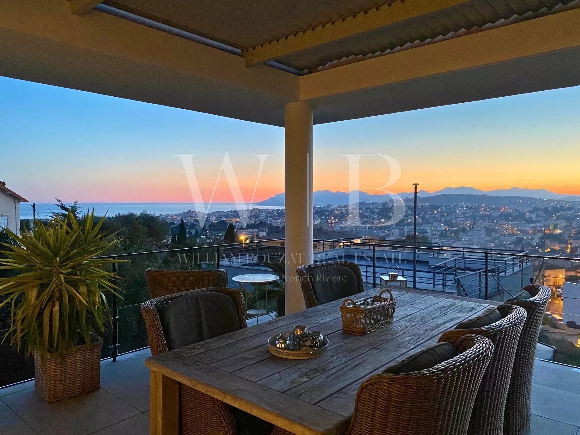 Le Cannet résidentiel - Superbe villa contemporaine avec vue mer et piscine