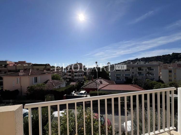 En exclusivité deux pièces en dernier étage avec spacieuse terrasse, cave et parking, à quelques pas des plages