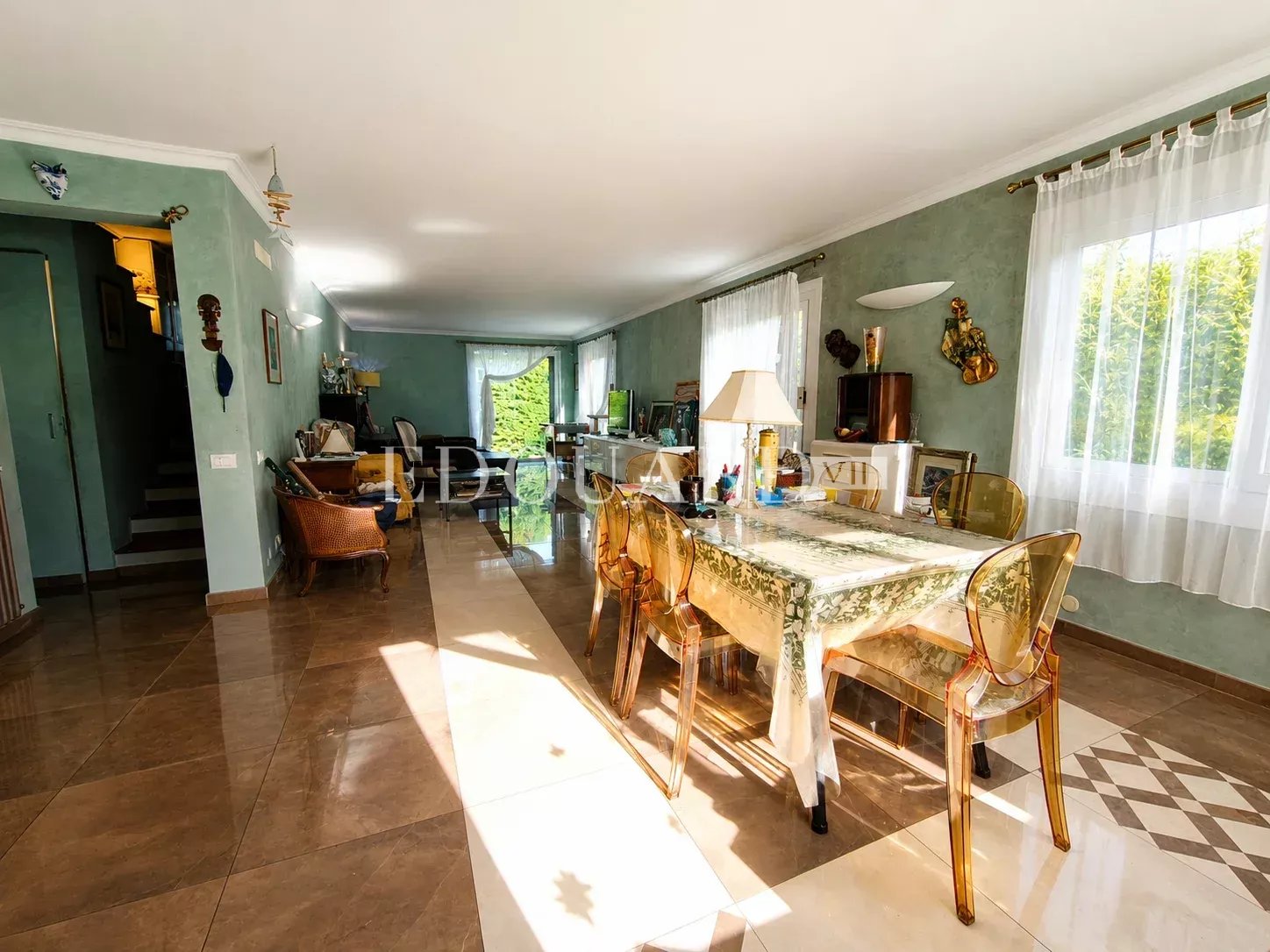 Villa indépendante à vendre, en excellent état avec piscine, jardin plat et vaste parking extérieur