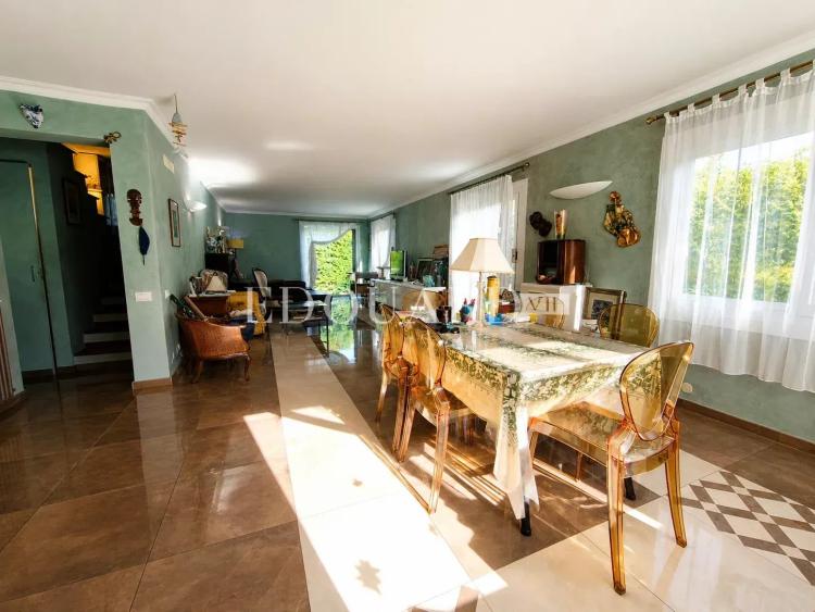Villa indépendante à vendre, en excellent état avec piscine, jardin plat et vaste parking extérieur