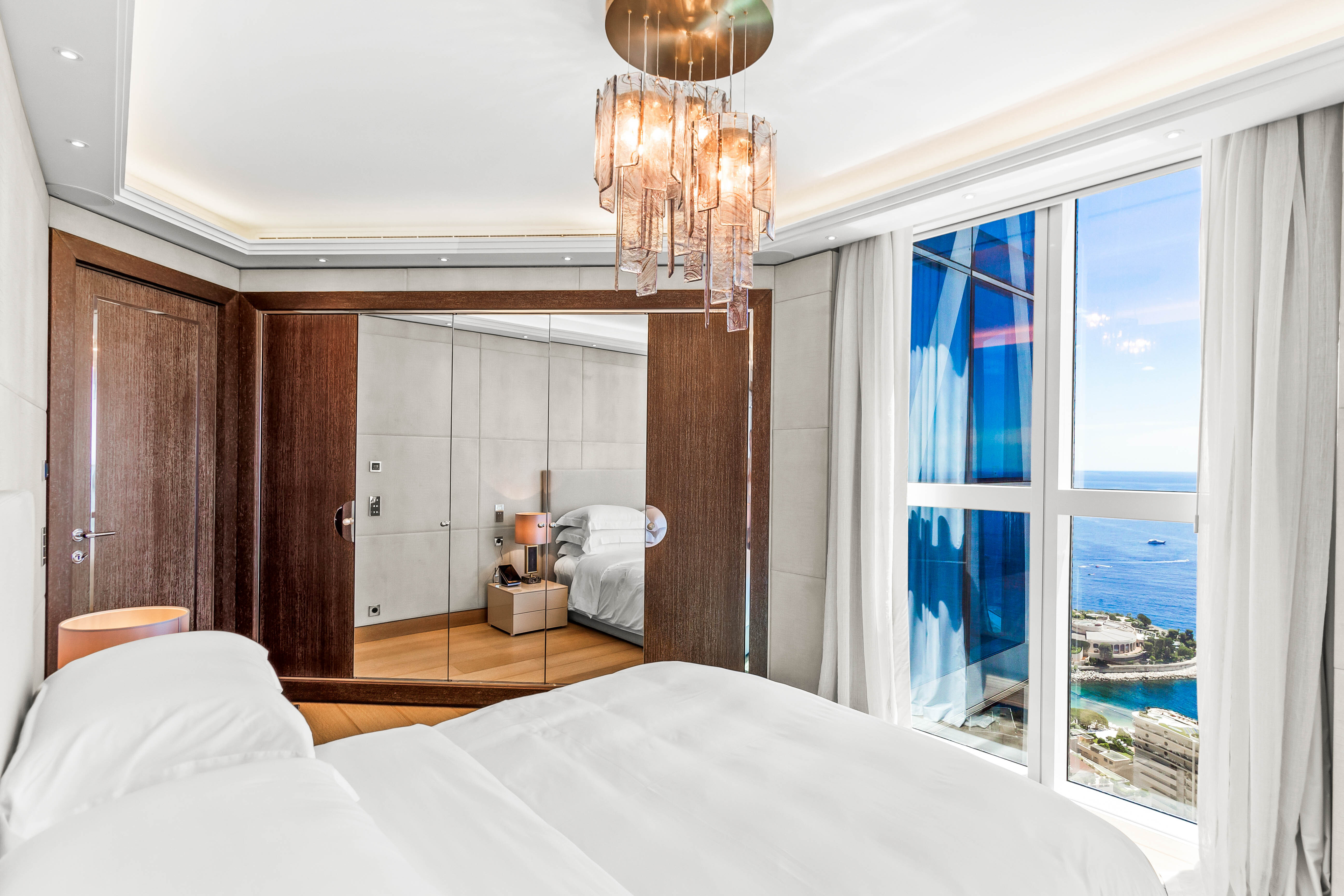 Tour Odéon: 4 Pièces avec Vue Panoramique, Parking et Cave dans une Résidence de Luxe