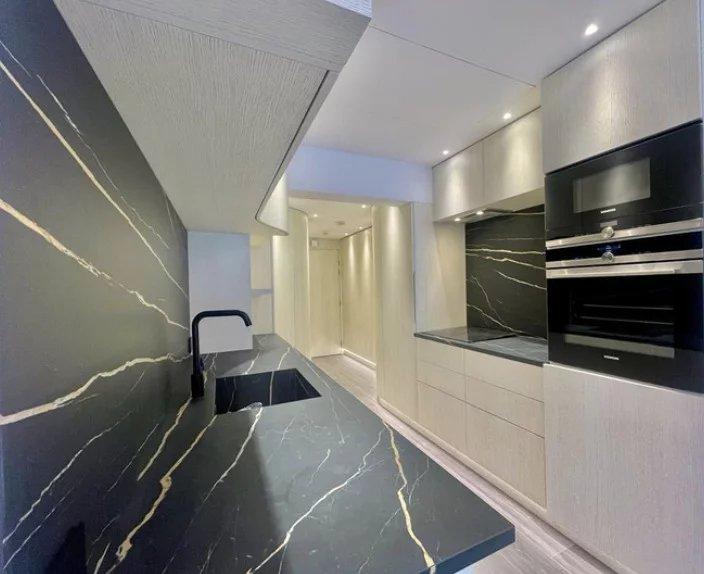 Un appartement luxueusement rénové avec vue sur port de Fontvielle