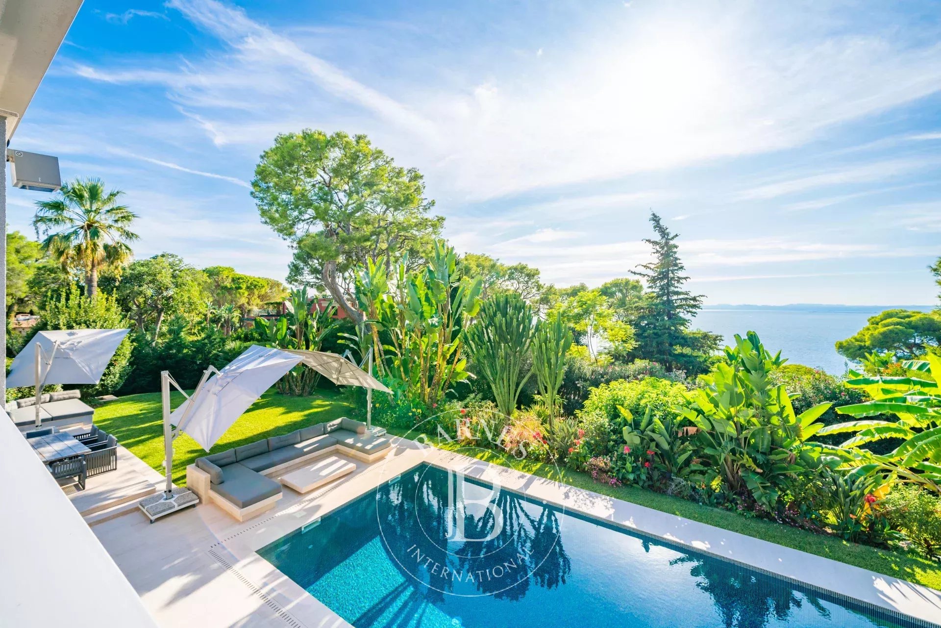 SAINT-JEAN-CAP-FERRAT - VILLA RENOVÉE A NEUF - PROCHE DU GRAND HÔTEL