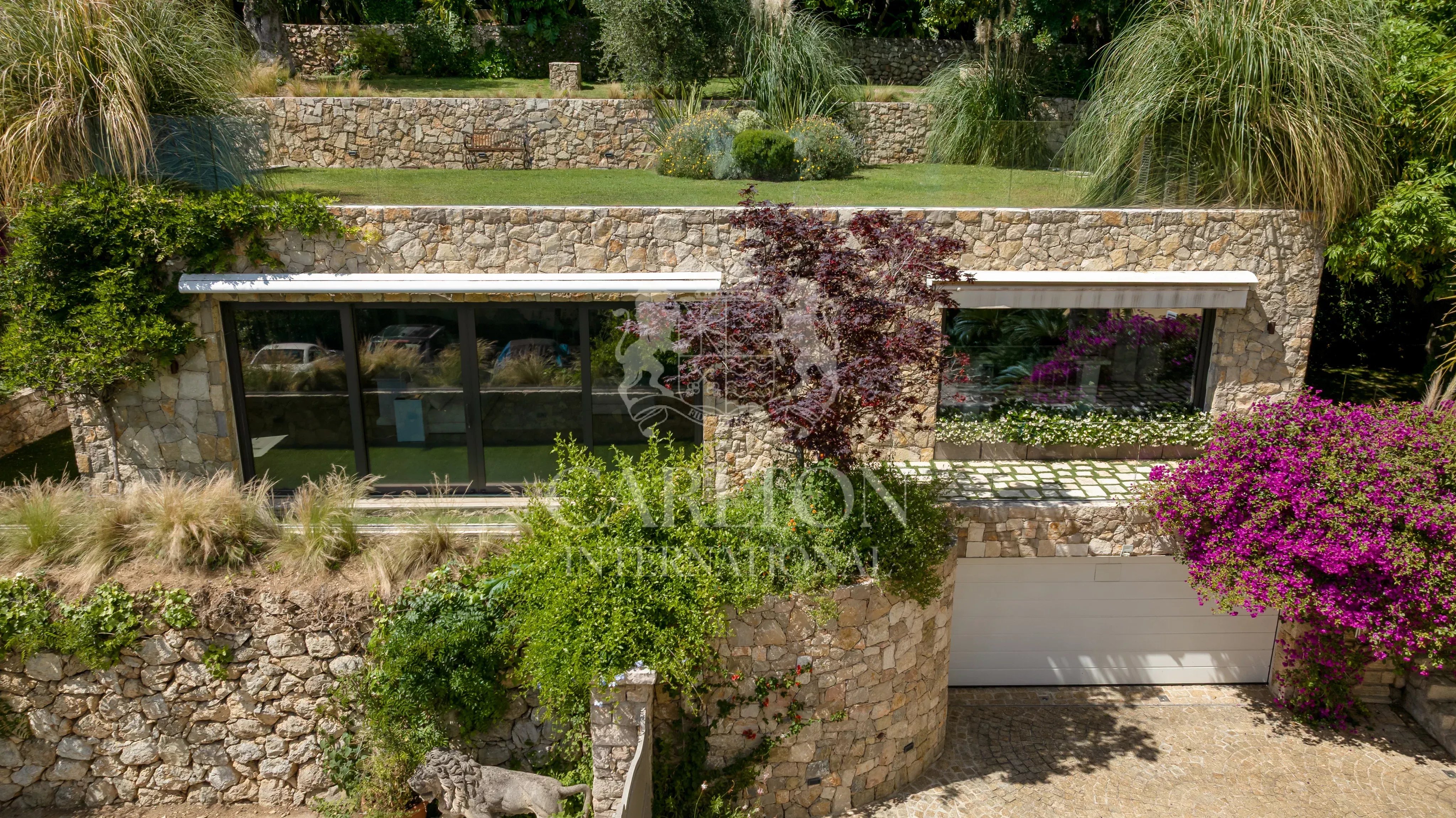 Villa d’exception à pied des plages, offrant une vue mer panoramique et deux maisons d’invités