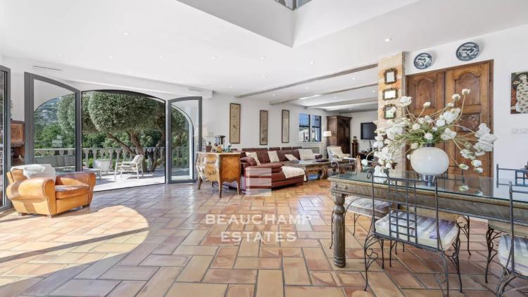 Charmante villa de 4 chambres avec piscine et vue dégagée à Mandelieu