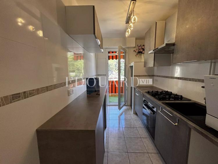 Sur la commune de Menton, en exclusivité deux pièces en bon état avec terrasse et vue dégagée