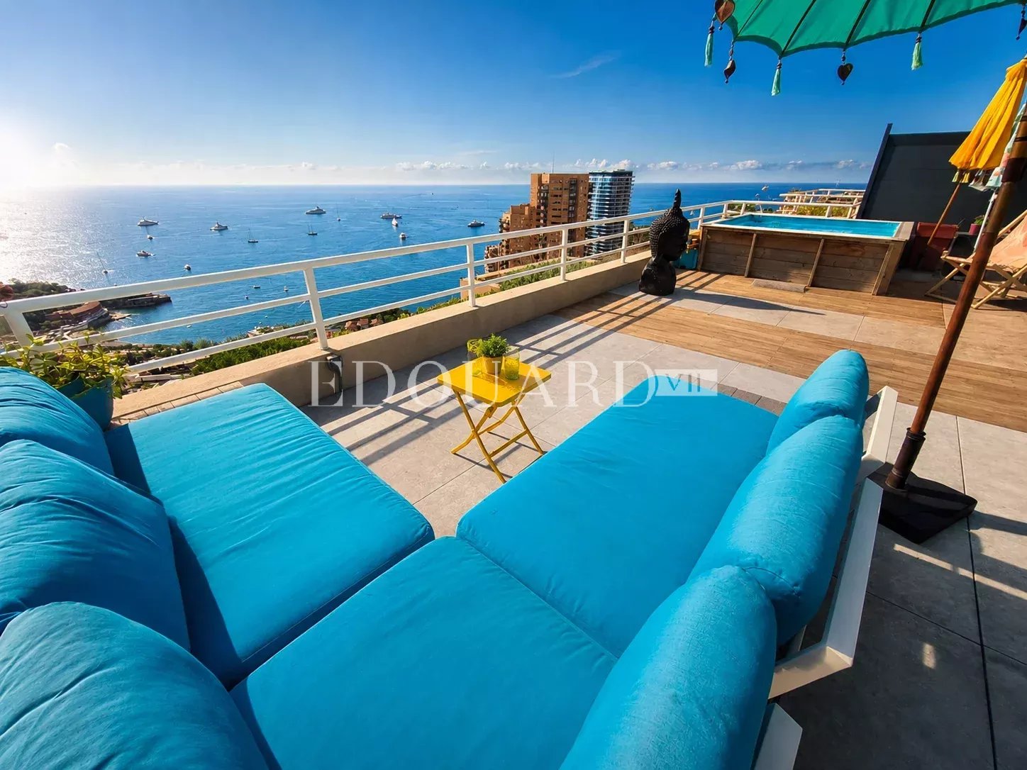 Roquebrune Cap Martin, trois pièces avec spectaculaire terrasse, petite piscine privée et superbe vue mer