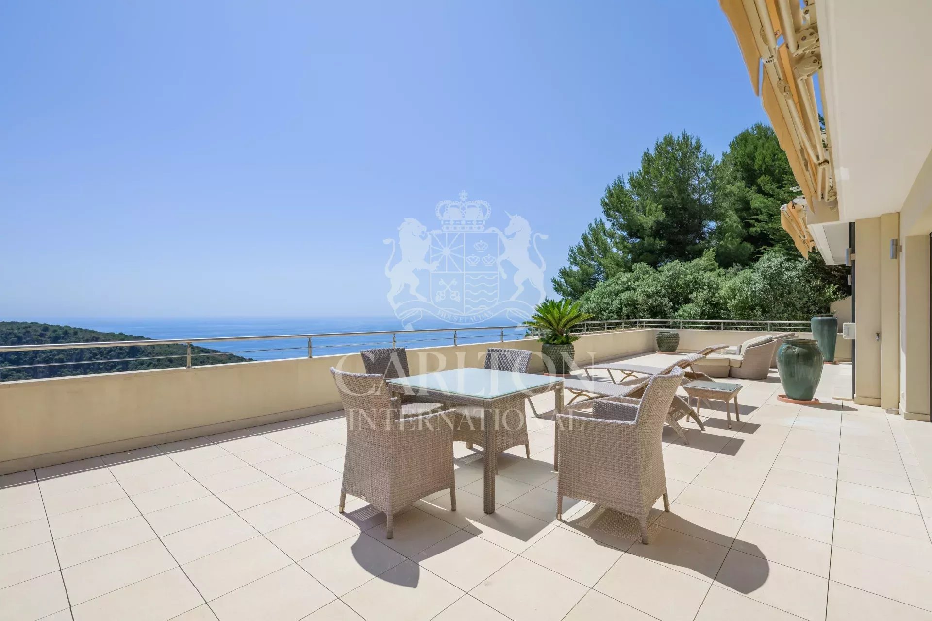 Eze, à quelques minutes de Monaco, plages, importante propriété avec vue mer époustouflante.