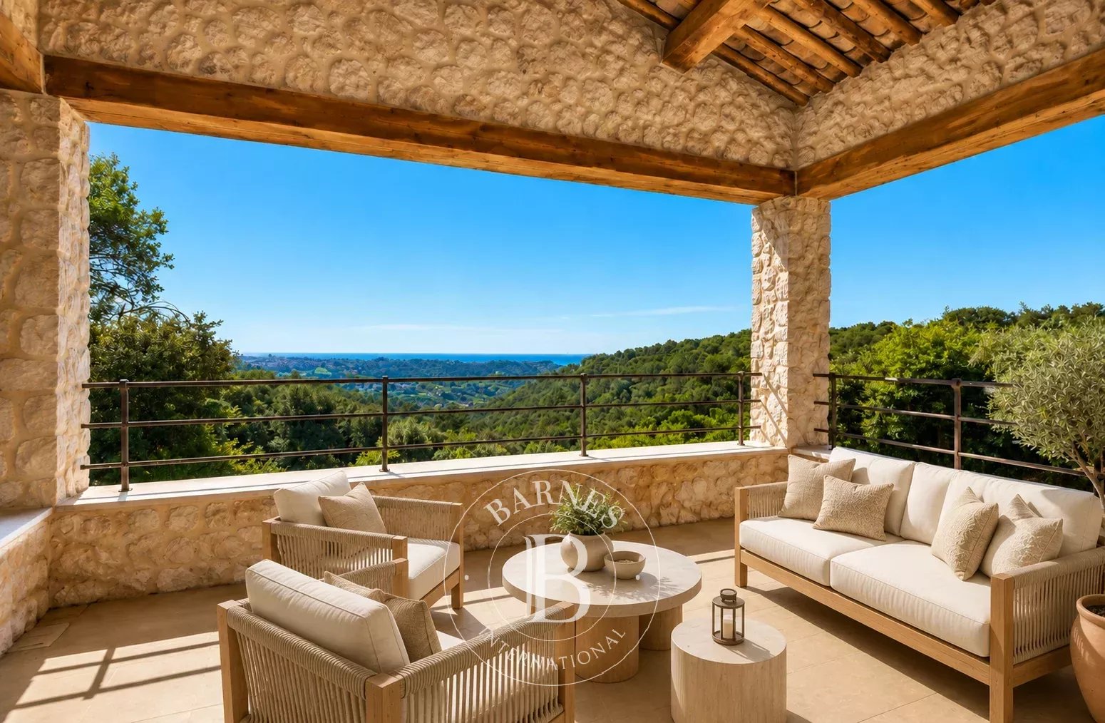 Propriété en pierres rénovée avec vue panoramique sur la mer et le village de Saint-Paul-de-Vence
