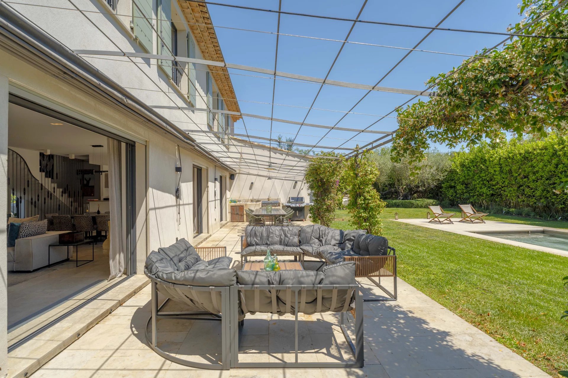 Villa récente à pied de la plage et proche du village de Saint-Tropez à vendre