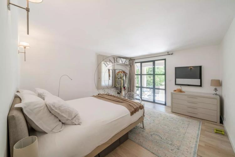 MOUGINS - VILLA DE CHARME - PROCHE DE L'ETANG