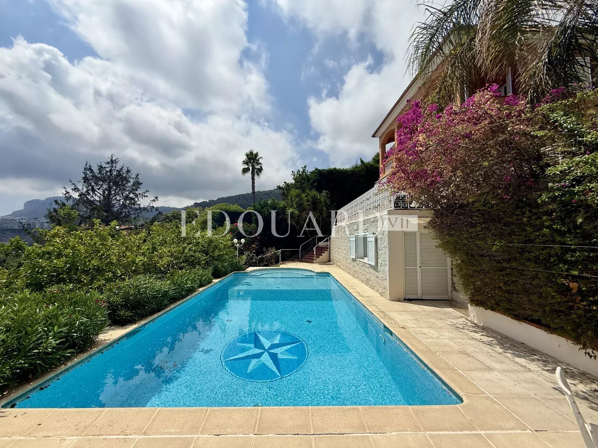 Dans un domaine privé et sécurisé, à vendre villa de prestige avec vue panoramique sur la Principauté de Monaco