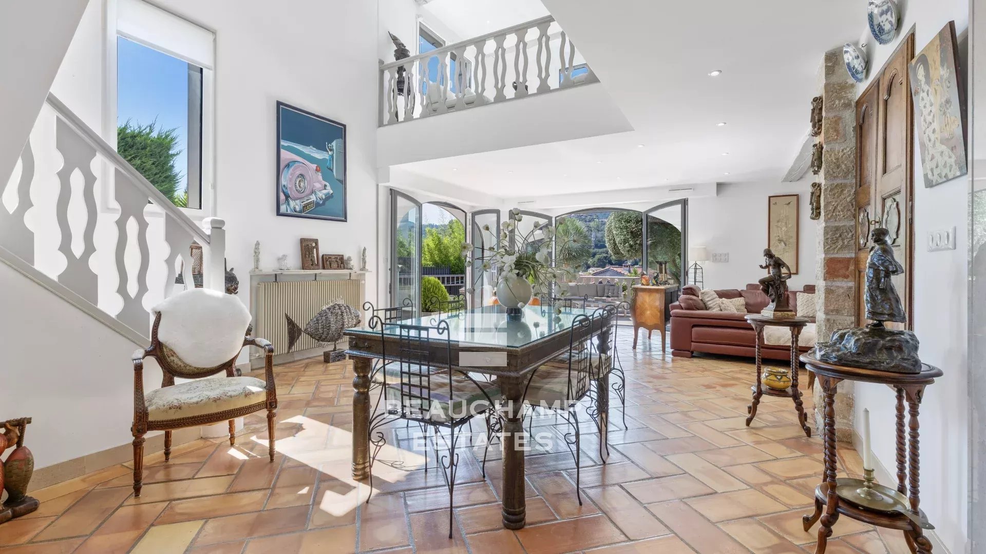 Charmante villa de 4 chambres avec piscine et vue dégagée à Mandelieu