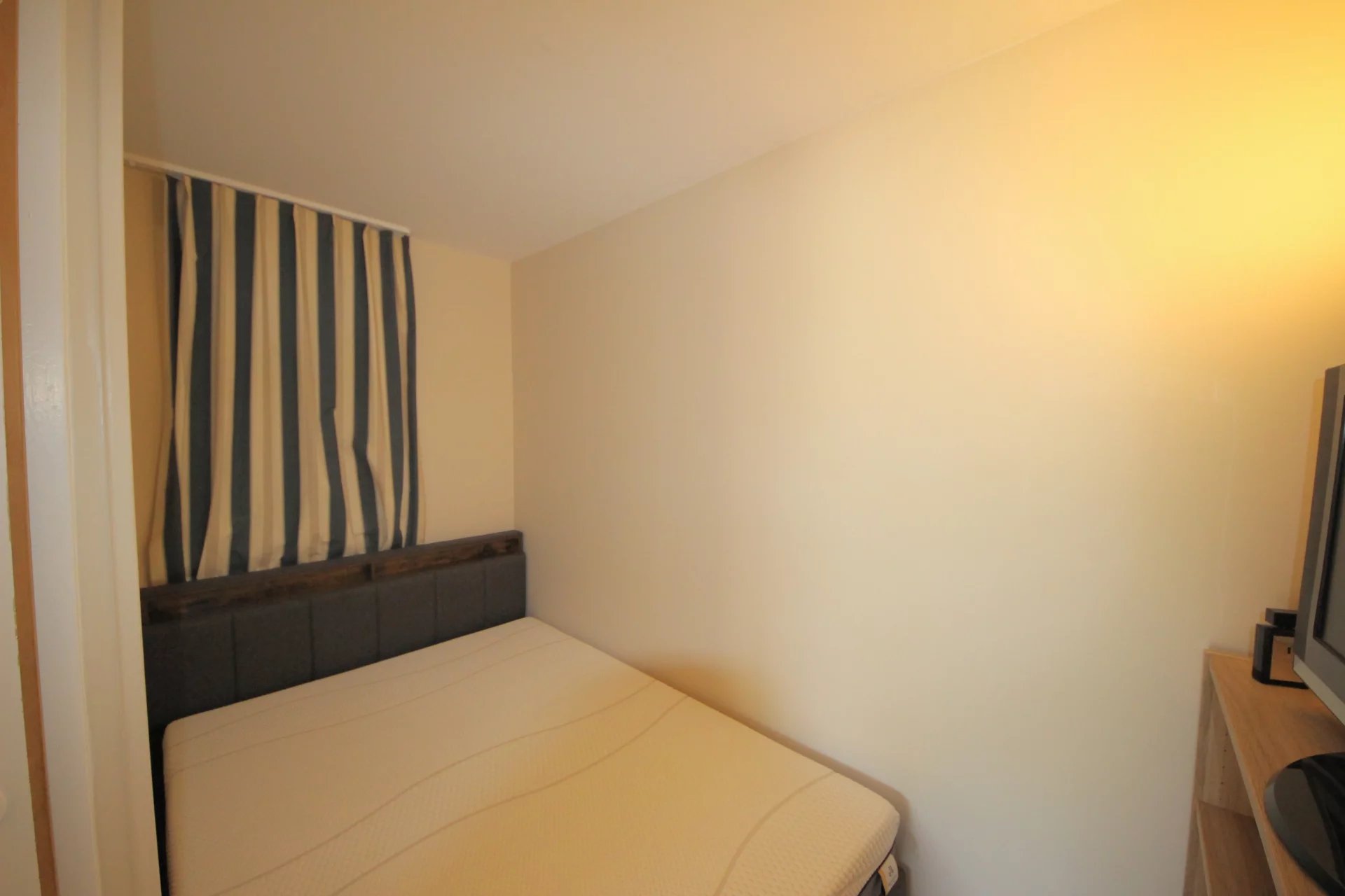 Agay - Cap Esterel - CHARMANT APPARTEMENT AVEC COIN CHAMBRE, EN REZ-DE-JARDIN AVEC VUE SUR L'ESTÉREL – ENTIÈREMENT RÉNOVÉ. Parking