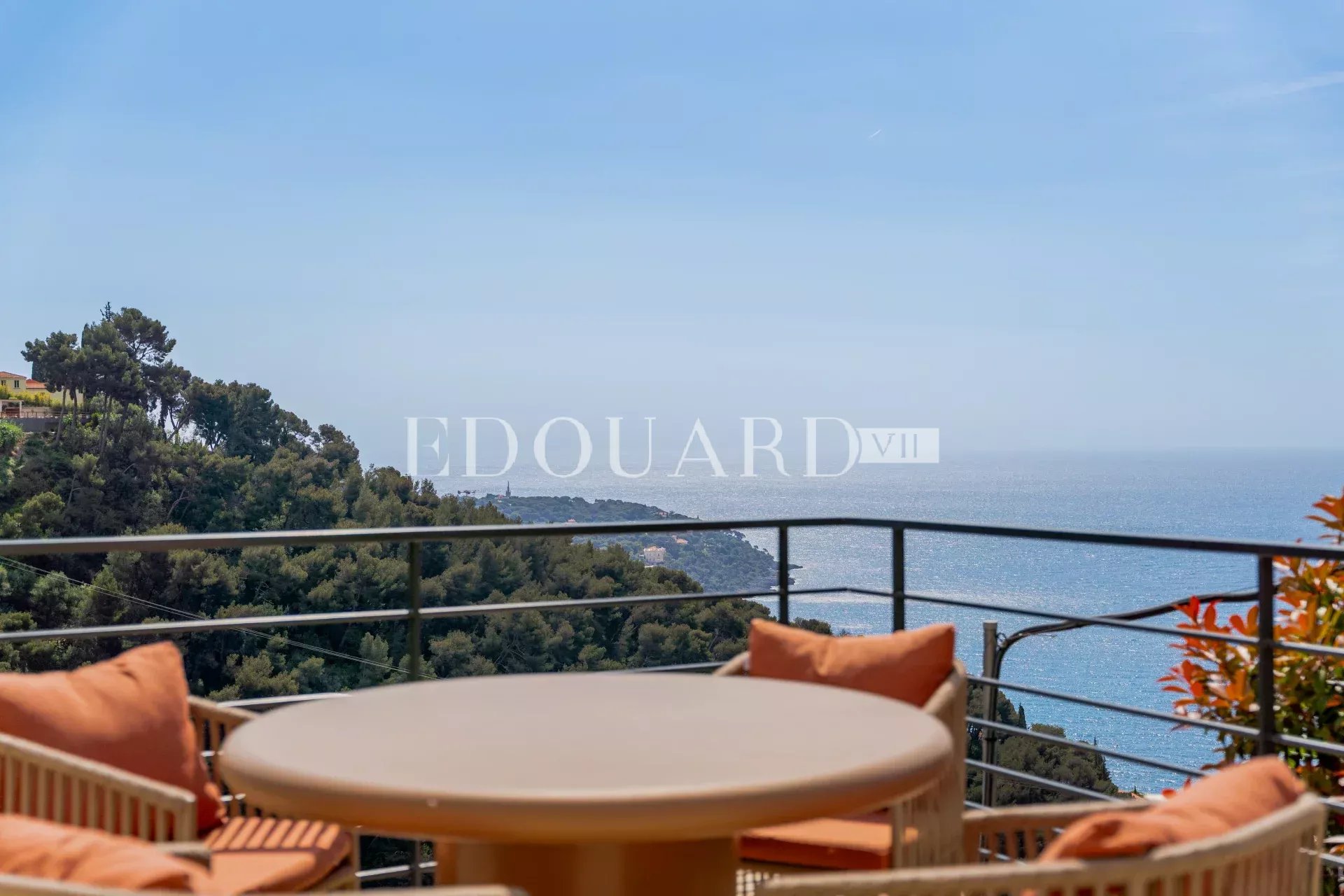 Superbe villa neuve avec piscine chauffée et vue mer exceptionnelle, proche de la Principauté de Monaco