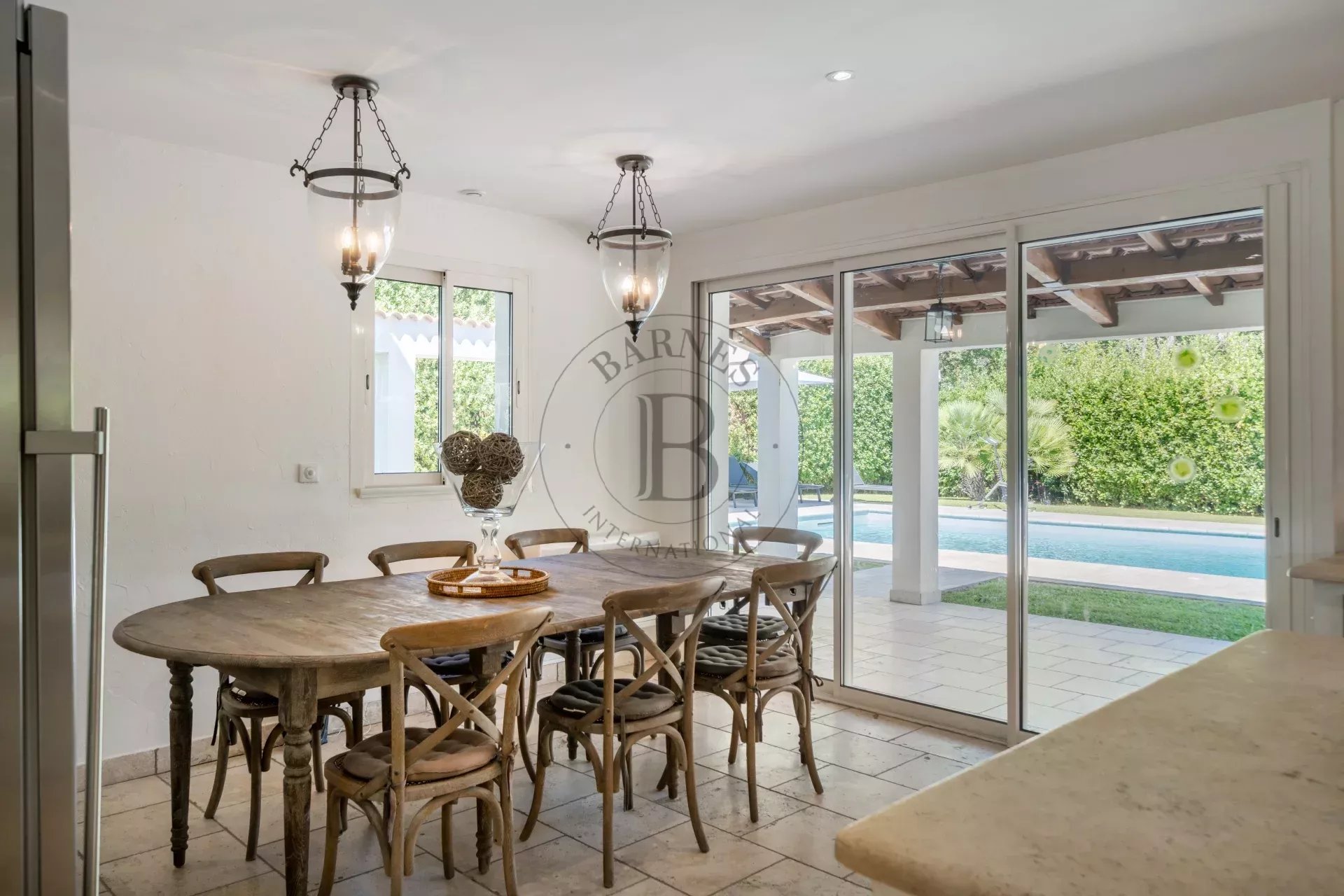 MOUGINS - VILLA DANS UN DOMAINE PRIVE - A PIEDS DES COMMODITES