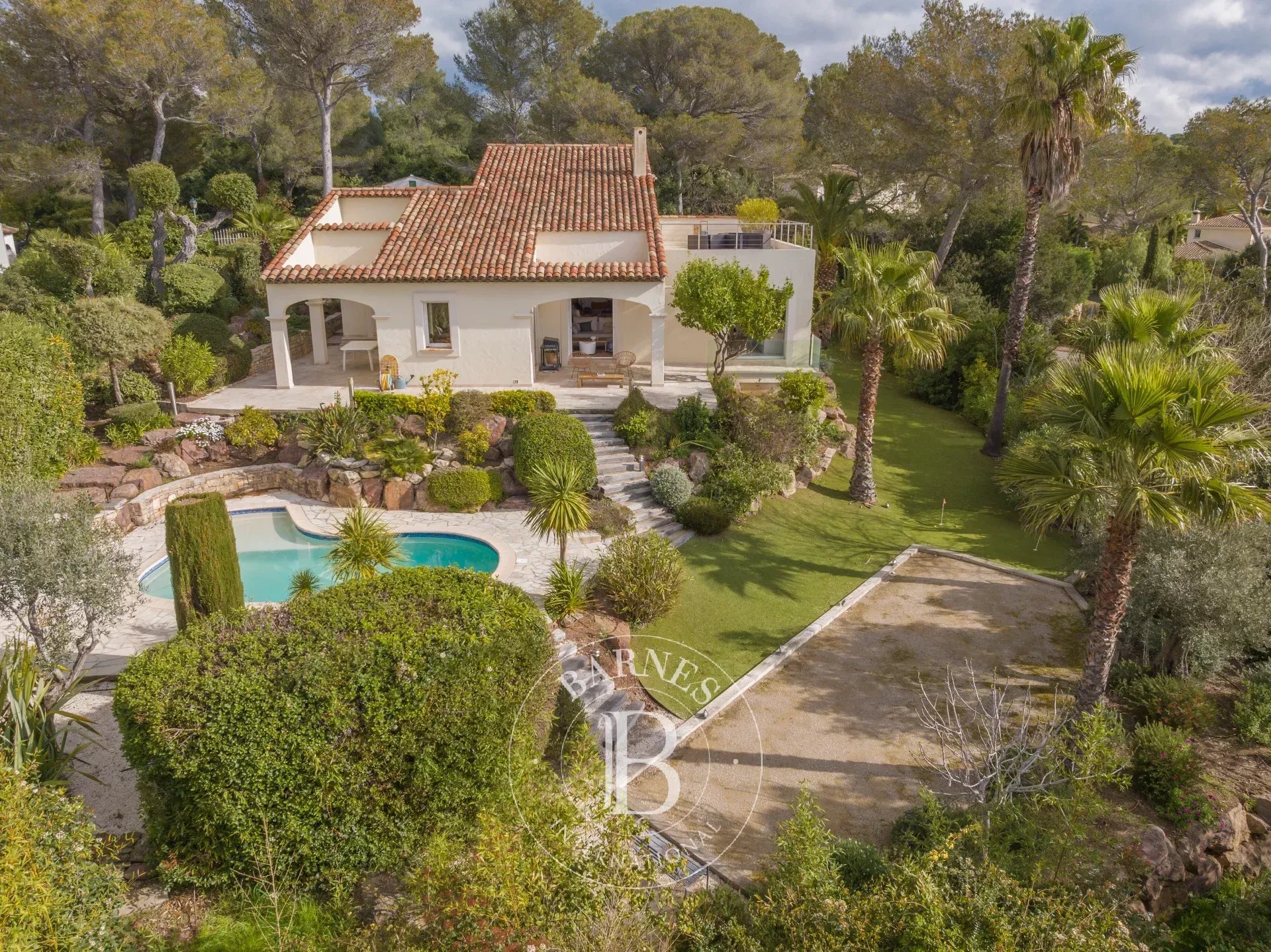 SAINT-RAPHAËL - VILLA DE QUALITÉ AVEC PISCINE DANS UN DOMAINE SÉCURISÉ