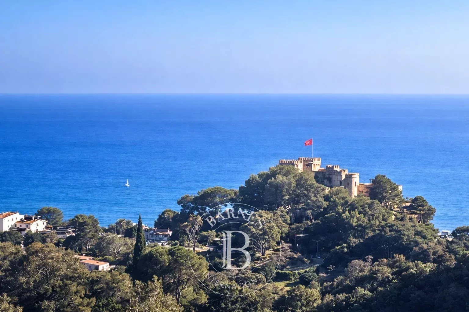 EXCLUSIVITÉ - VILLEFRANCHE-SUR-MER – TERRAIN AVEC MAISON À RÉHABILITER BÉNÉFICIANT D’UN PERMIS ACCORDÉ