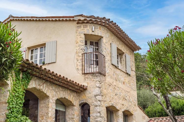 PROCHE MOUGINS - VILLA DE CHARME - AU CALME