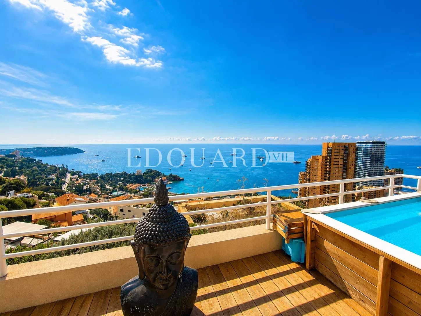 Roquebrune Cap Martin, trois pièces avec spectaculaire terrasse, petite piscine privée et superbe vue mer