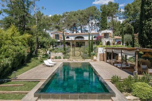 MOUGINS – PROPRIÉTÉ DE CHARME – ADRESSE RECHERCHÉE
