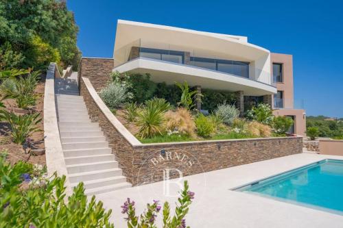 SAINT-RAPHAËL - EXCEPTIONNELLE VILLA CONTEMPORAINE - VUE MER PANORAMIQUE