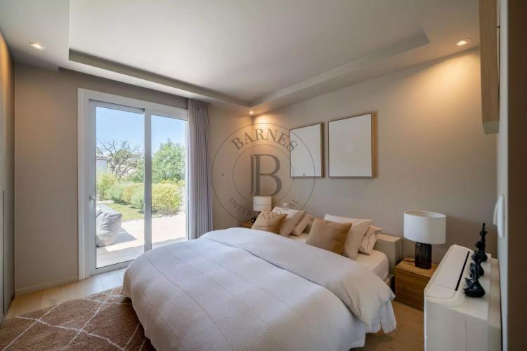 MOUGINS - VILLA DOMAINE FERME A PIED DES COMMERCES