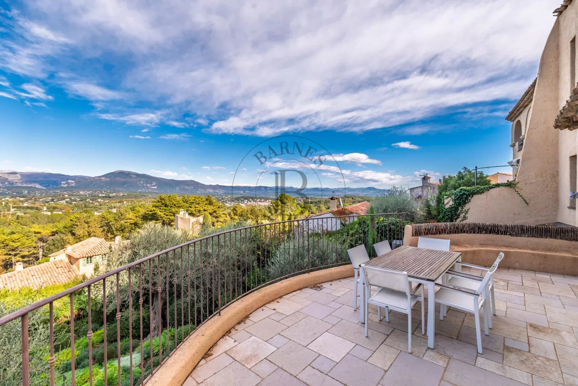 PROCHE MOUGINS – DOMAINE DE CASTELLARAS – VILLA COUELLE