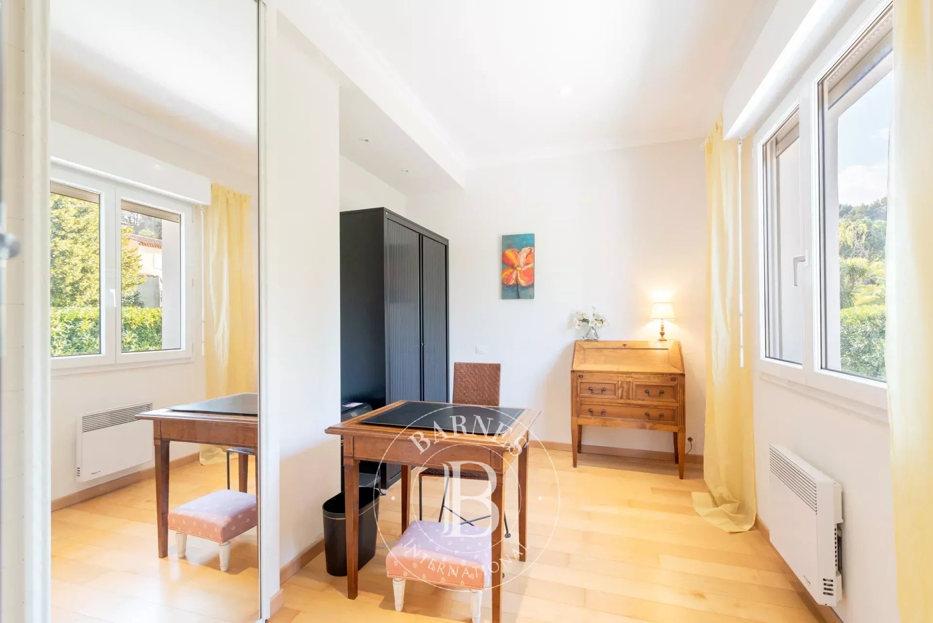 À pied du village de Valbonne – Villa plein sud, piscine, studio indépendant