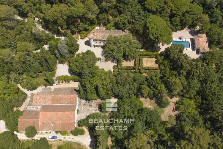 Château d'exception de 15 chambres au cœur d'un domaine préservé – Lorgues
