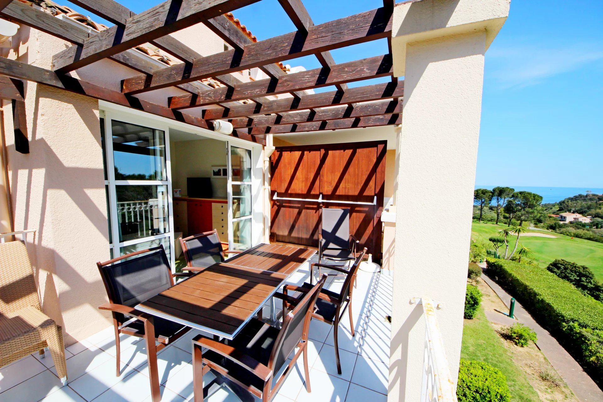AGAY CAP ESTEREL ALLEE DES FLEURS 2 PIECES DERNIER ETAGE. LARGE TERRASSE.PARKING