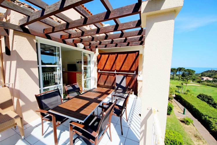 AGAY CAP ESTEREL ALLEE DES FLEURS 2 PIECES DERNIER ETAGE. LARGE TERRASSE.PARKING