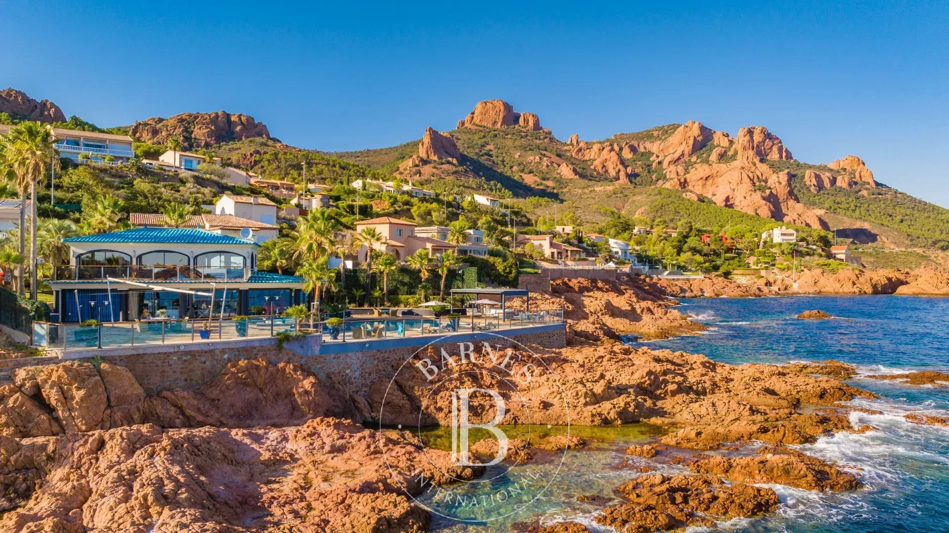 SAINT-RAPHAËL - VILLA PIED DANS L'EAU - EMPLACEMENT EXCEPTIONNEL - VUE MER PANORAMIQUE