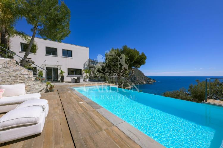 Villa contemporaine avec vue mer panoramique et grand terrain à Èze Bord de Mer