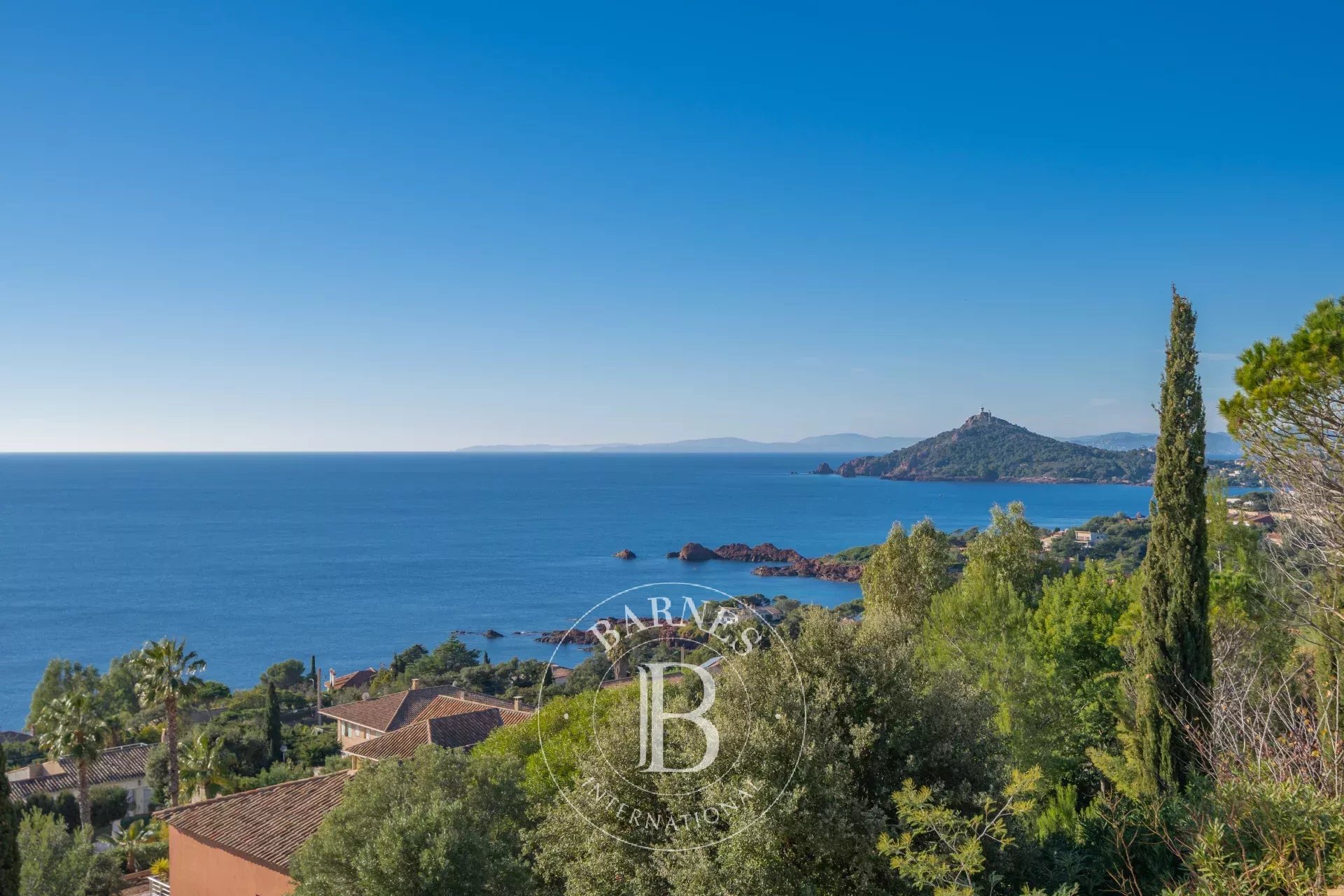 SAINT-RAPHAËL - VILLA RÉNOVÉE AVEC VUE MER PANORAMIQUE