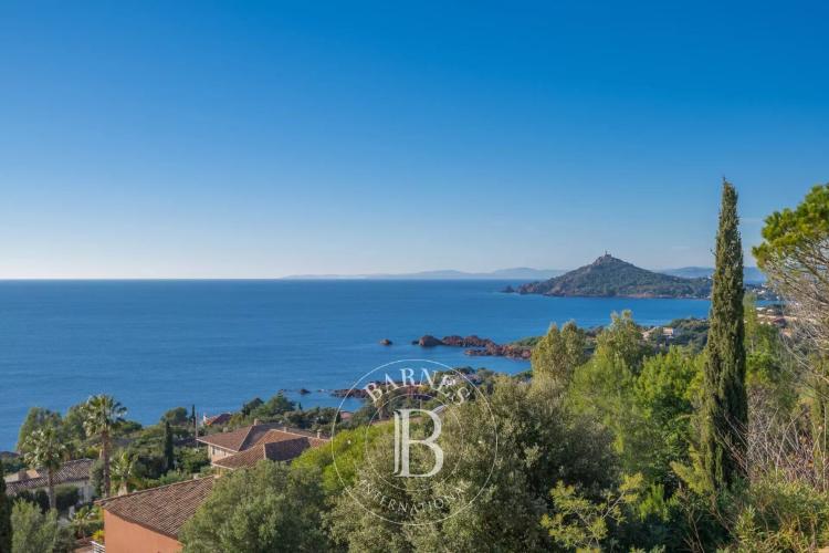 SAINT-RAPHAËL - VILLA RÉNOVÉE AVEC VUE MER PANORAMIQUE