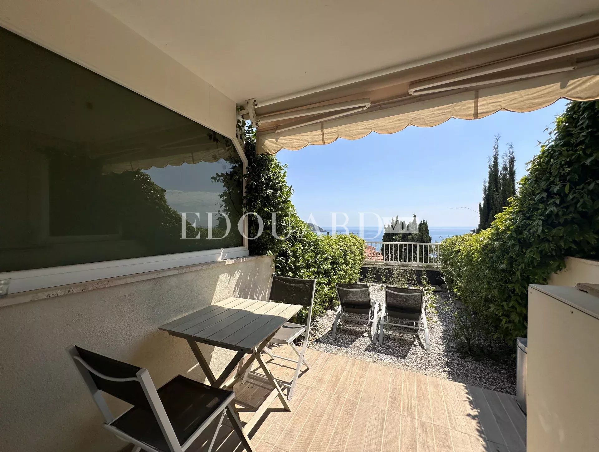 Petit studio en très bon état avec terrasse couverte, agréable jardin et magnifique vue mer panoramique