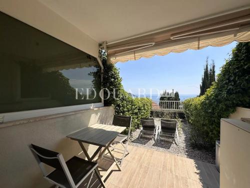 Petit studio en très bon état avec terrasse couverte, agréable jardin et magnifique vue mer panoramique