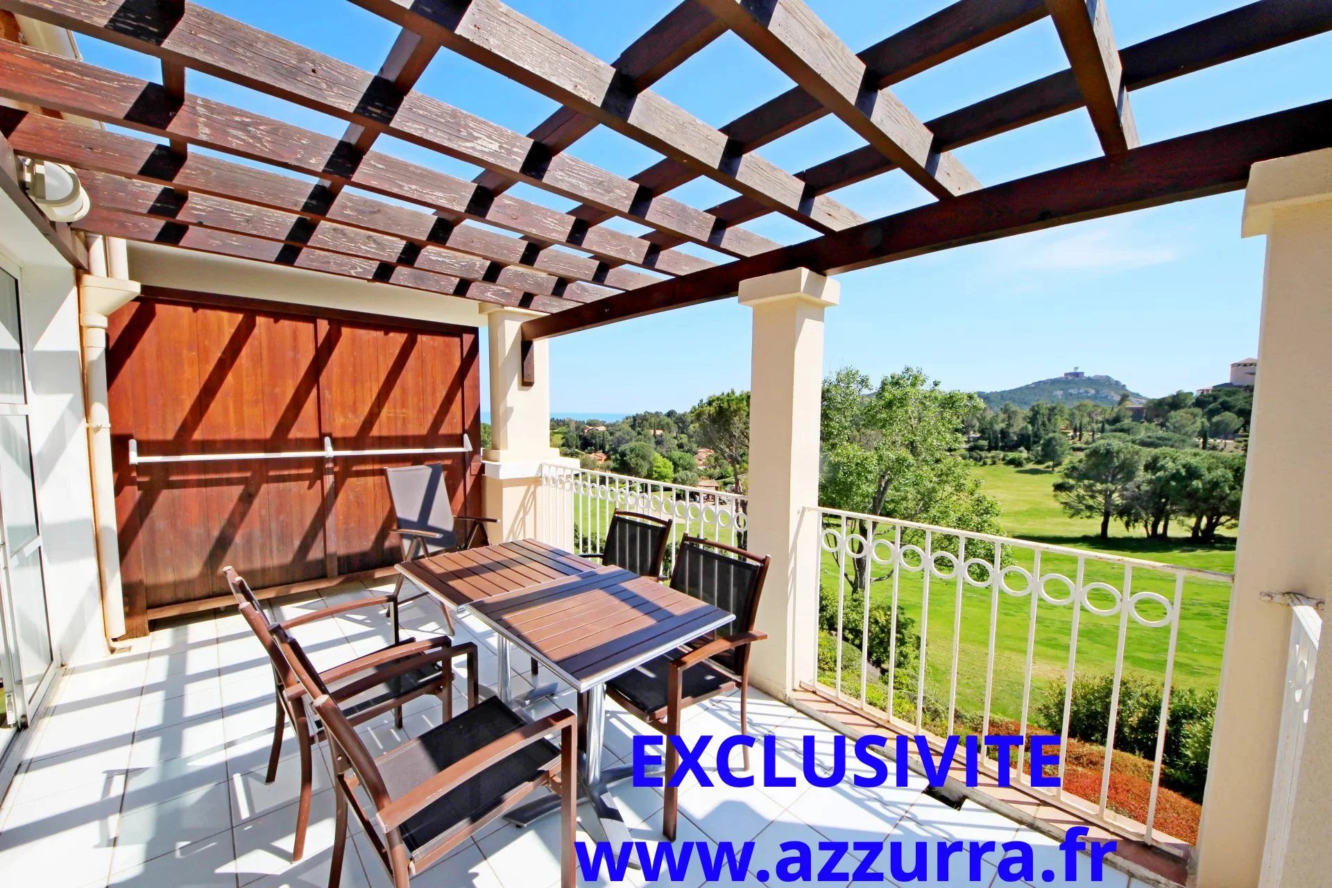 AGAY CAP ESTEREL ALLEE DES FLEURS 2 PIECES DERNIER ETAGE. LARGE TERRASSE.PARKING