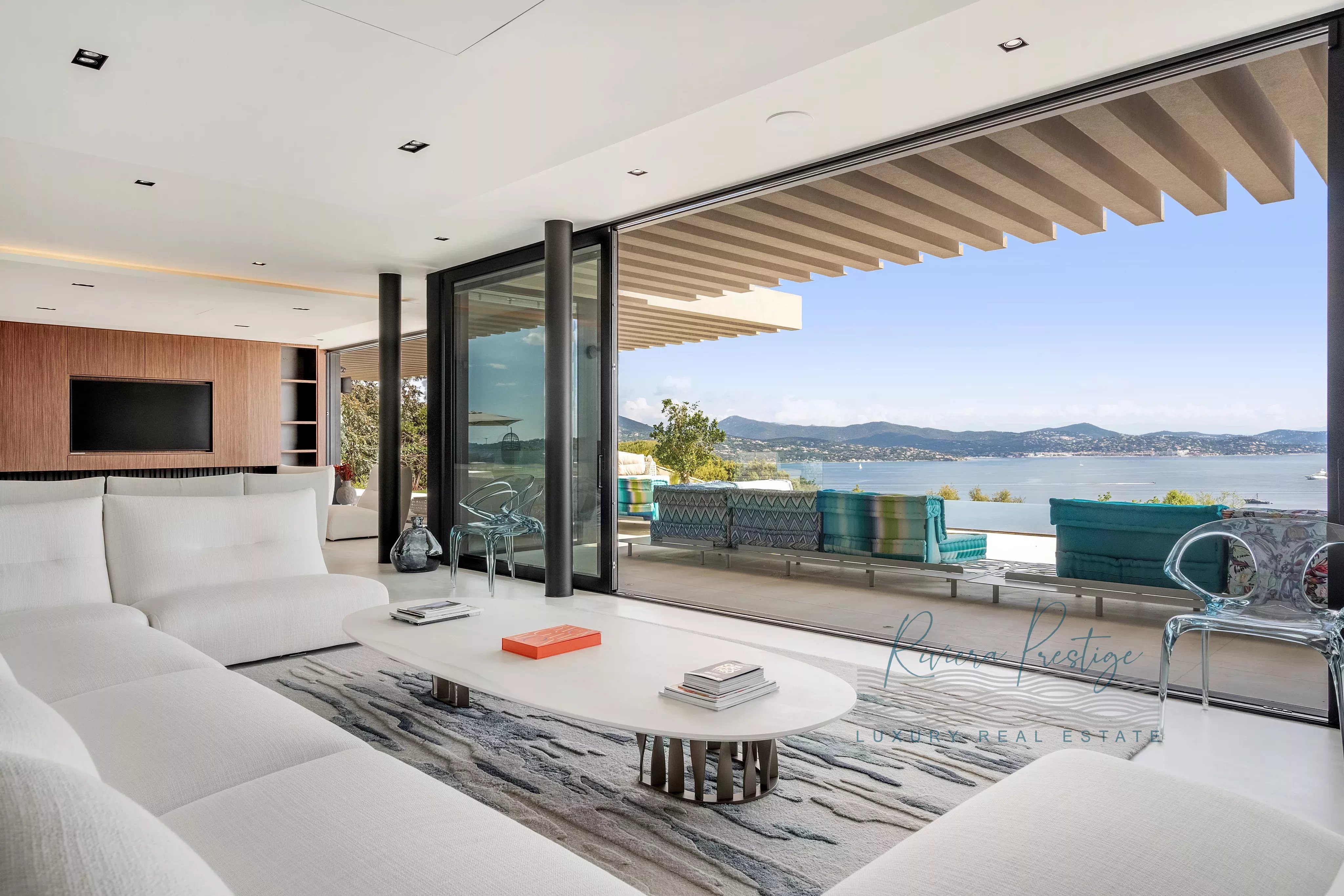 Villa contemporaine avec vue panoramique sur le Golfe de Saint-Tropez – Gassin