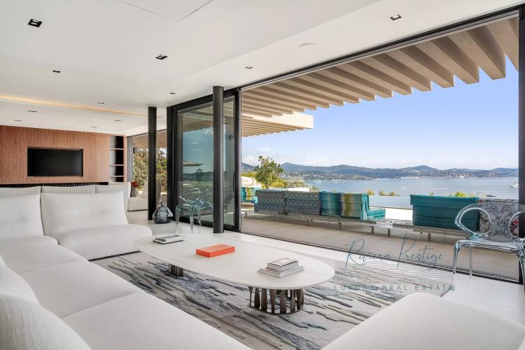 Villa contemporaine avec vue panoramique sur le Golfe de Saint-Tropez – Gassin