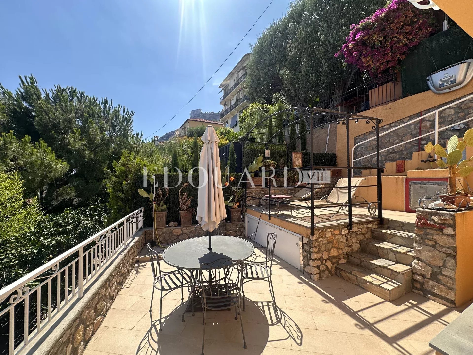 En exclusivité trois pièces avec vaste terrasse, belle vue mer panoramique et parking privatif