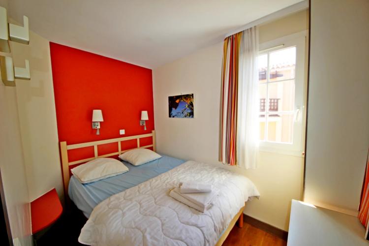 AGAY CAP ESTEREL ALLEE DES FLEURS 2 PIECES DERNIER ETAGE. LARGE TERRASSE.PARKING