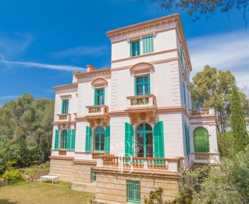 SAINT-RAPHAËL - VASTE VILLA BELLE-ÉPOQUE  AVEC VUE MER